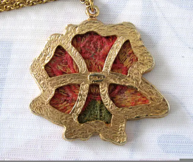 COLLIER VINTAGE EMBROIDERY ROSE PENDANT NECKLACE Signed B.J. in Arts & Collectibles in West Island - Image 4