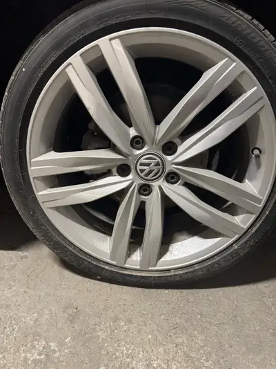 These pre-owned Volkswagen OEM wheels paired with Bridgestone 225/40R18 tires provide a fantastic up...