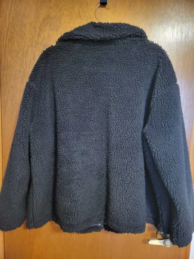 Nike crop Sherpa zip up jacket in Women's - Tops & Outerwear in Mississauga / Peel Region - Image 6