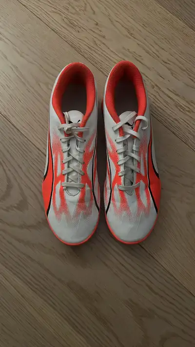 Puma Indoor Soccer Shoes Size 9.5, View more