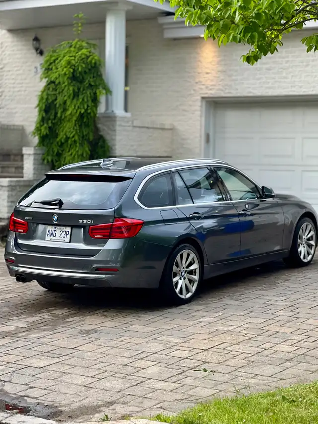 BMW 330i Wagon 2017496772172827873281