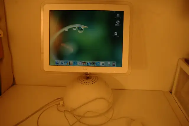 Apple iMac M6498 15” 700Mhz Mac Power PC G4 640 MB RAM 40GB in Desktop Computers in City of Toronto - Image 3