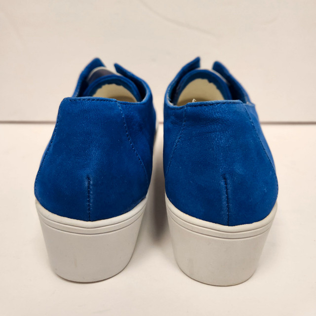 Young womens slip on shoes in Women's - Shoes in Barrie - Image 4