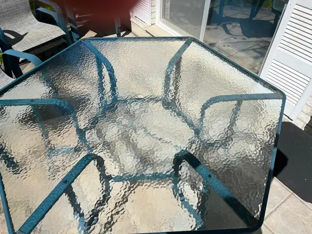 Table de jardin en aluminium et verre in Patio & Garden Furniture in Longueuil / South Shore - Image 3