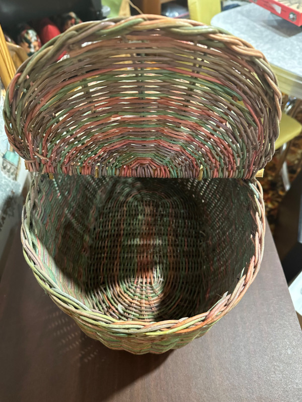 70s Woven Rattan Picnic Basket Storage basket Hinge Lid Vintage in Home Décor & Accents in Winnipeg - Image 3