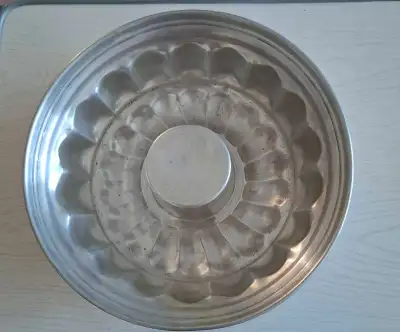 Bake the most beautiful cakes with this vintage aluminum bundt pan. This pan has been previously use...