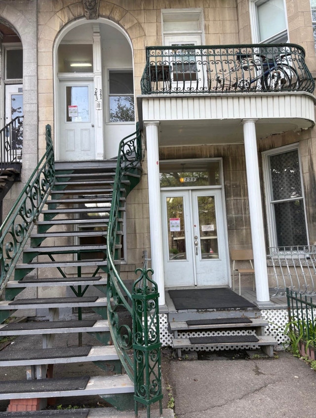 650$ & 850 Studio Mile End Plateau Mont-Royal, Montreal — photo 1