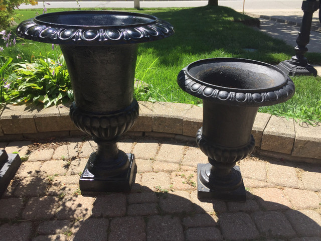 Cast iron planter urn in Outdoor Décor in Mississauga / Peel Region