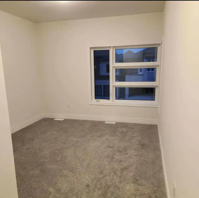 Rooms for rent in brampton in Room Rentals & Roommates in Mississauga / Peel Region - Image 4