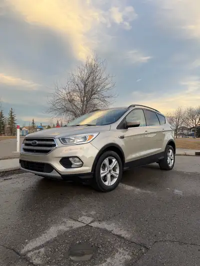 Selling this extremely clean 2017 Ford Escape SE 4WD Ecoboost. Very reliable SUV with the 1.5L Ecobo...