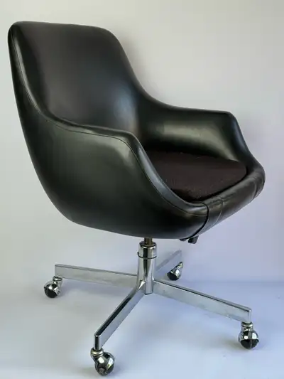This is a vintage Knoll Pollock executive chair, featuring a sleek black leather upholstery and a po...