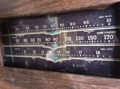 VINTAGE TUBE RADIO FROM THE 1930’s......RADIO AND SHORT WAVE WORKED WHEN PUT IN STORAGE ABOUT 45 YEA...