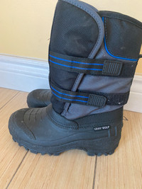 Boys winter boots size 5 