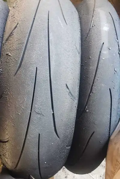 Pirelli Diablo supercorsa 200/60-17 $150 Michelin set 140/70-17 120/70-17 $100 Michelin power cup2 2...