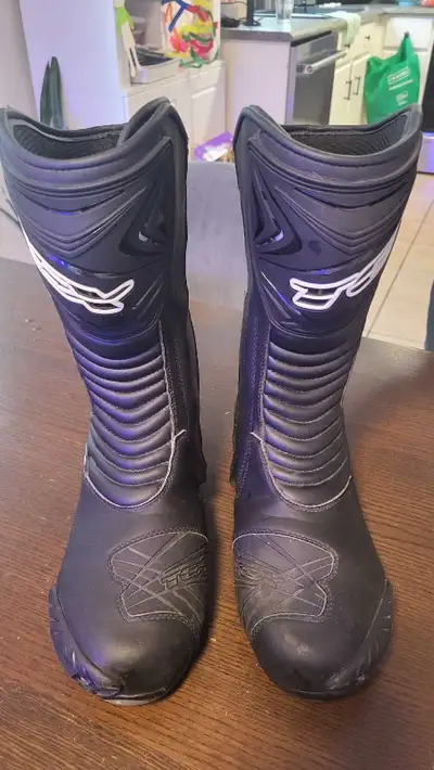 I'm selling a pair of motorcycle boots. In excellent condition. Mens size 45EU or size 11 Mens Open...