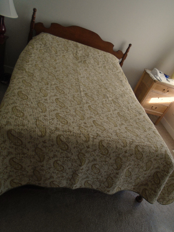 Reversible bed spread and 2 pillow shams set in Bedding in Moose Jaw - Image 4