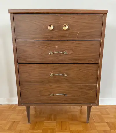 commode à quatre tiroirs / four drawer dresser, View more