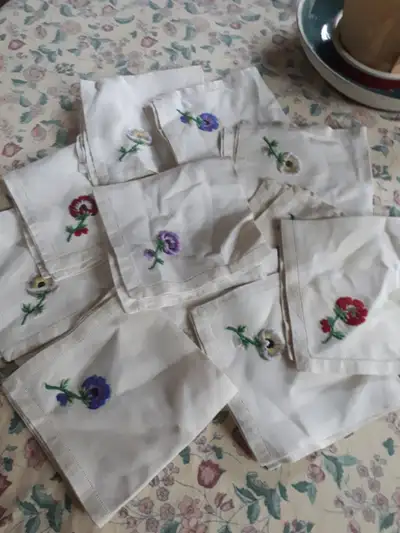 As featured. Forest ontario. 10 in total, floral embroidery.