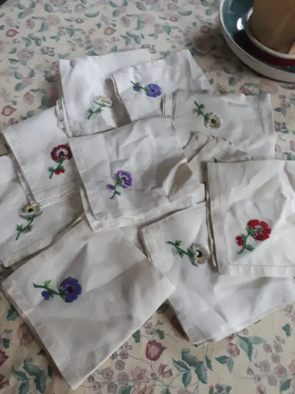 Free embroidered linen napkins in Free Stuff in Grand Bend - Image 2