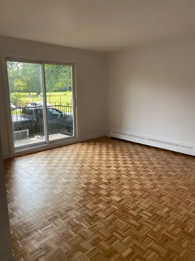 5.5 Libre 1er juillet, 2ième étage. Situé près du Metro et le Vieux-Longueuil chauffée/eau chaude. P...