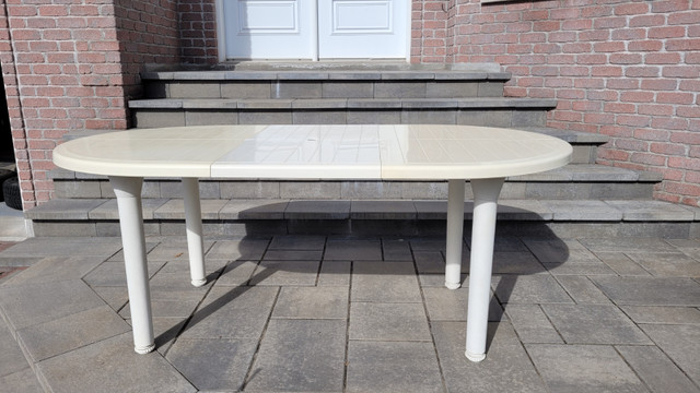 table d'extérieure en résine blanche à donner dans Mobilier pour terrasse et jardin  à Laval/Rive Nord