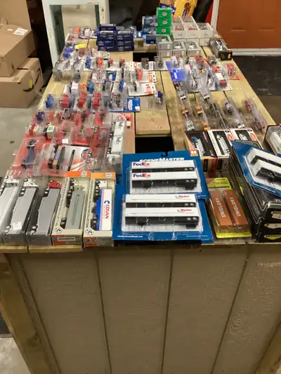 ho Scale Fed Ex 53’ Trailer set, View more