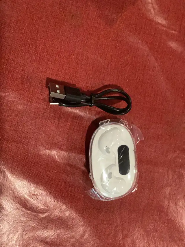 Wireless Earbuds in Headphones in Hamilton - Image 2