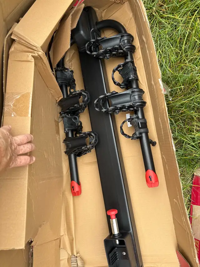 Yakima 4-Bike Hitch Mount Carrier, Tilting Bike Rack in Other in St. Catharines - Image 5