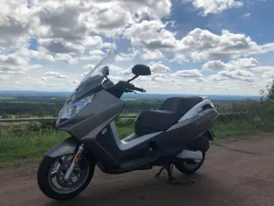 This 125cc scooter can do 110 kph. Most 250cc scooters can't do that! It’s a 2009 with less than 3,0...