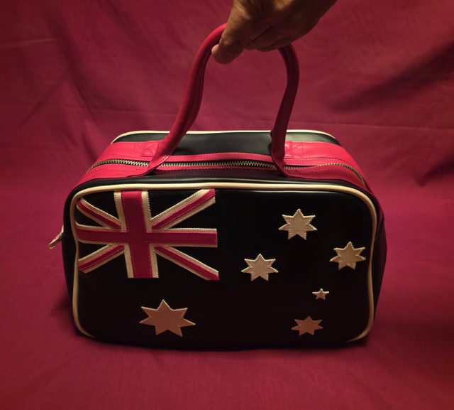 " STUNNING " AUSTRALIAN TRAVEL / GYM BAG
