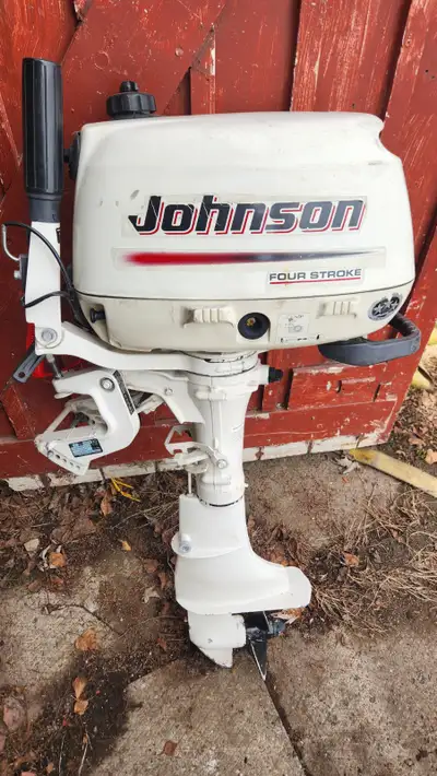 Moteur johnson 4ph 4 temps pieds long fonctionne vraiment bien, réservoir intégré. Le capot a été ré...