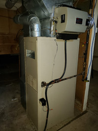 Gas Furnace Honeywell with humidifier in good working condition.
