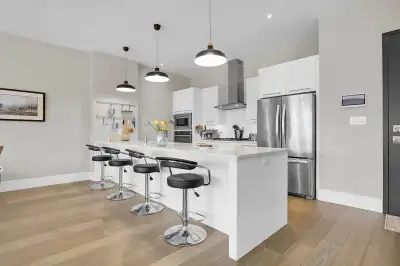 Furnished, 2 bedroom, 2 bath unit in North London.