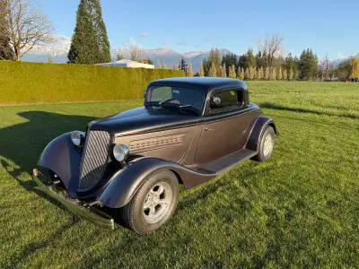1934 Ford 3 window coupe. Fibreglass body, 350 V8 has an aluminum radiator, a 700 R4 four speed auto...