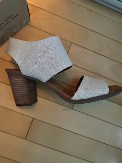 Bottes taille 10-11 sandalettes taille 12, View more