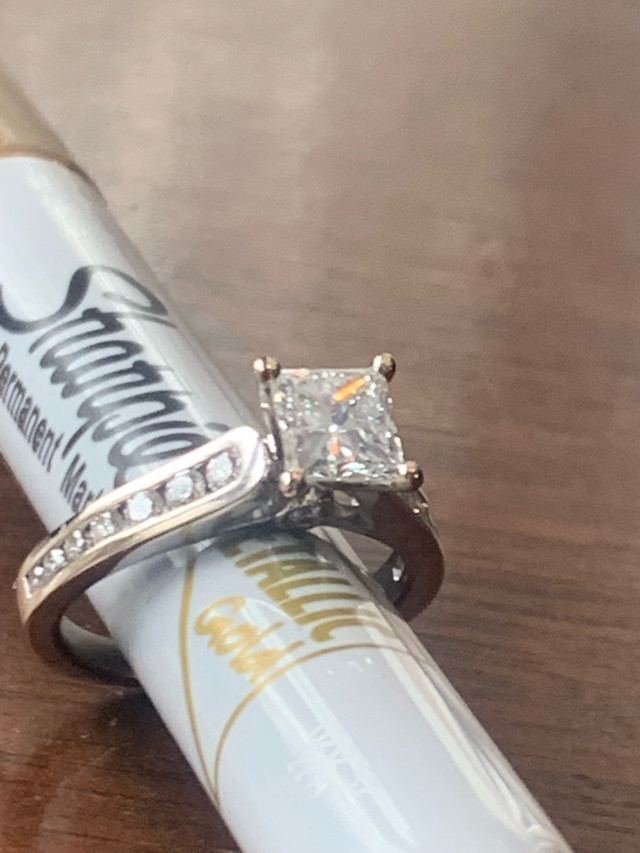 Diamond engagement ring for sale.  dans Bijoux et montres  à Saint-Albert - Image 3