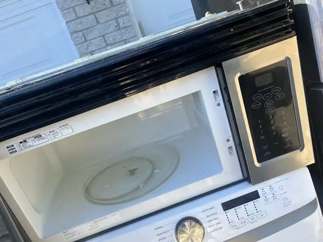 Frigidaire 30 w over RNAGE microwave can deliver  in Microwaves & Cookers in Oakville / Halton Region - Image 3