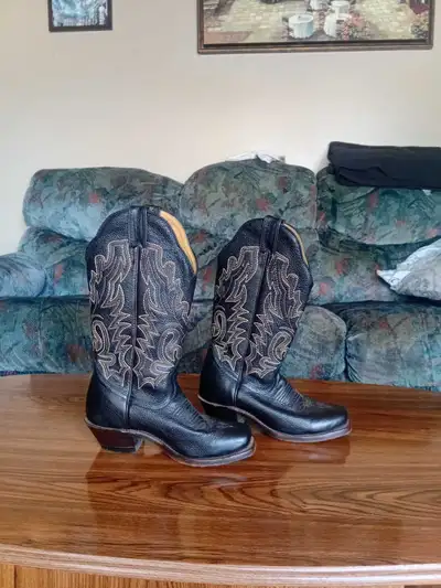 Woman's cowboy boots, View more