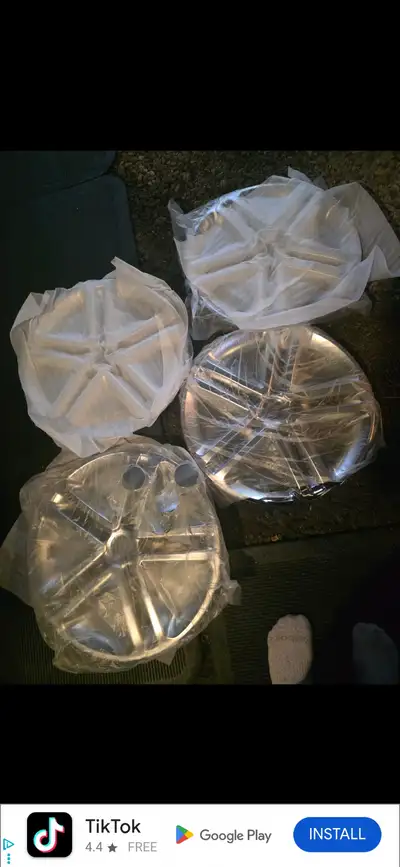Im selling a brand new set of (4] plastic chrome hubcaps 17" 5 bolt come with cetre caps bought then...