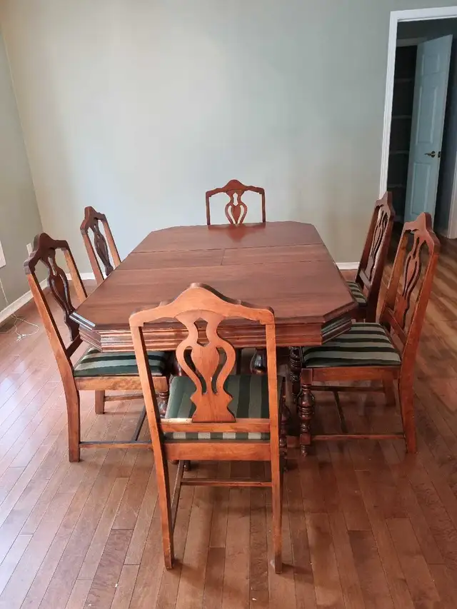 Antique Solid Wood Dining Table w/6 chairs in Dining Tables & Sets in Muskoka - Image 2
