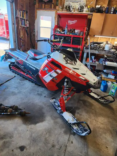 Polaris RMK 800cc Part Out, only 1000km on the sled so everything is like new, I cab ship. Je parle...