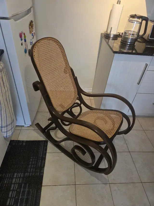 Rocking Chair in Chairs & Recliners in City of Toronto - Image 2
