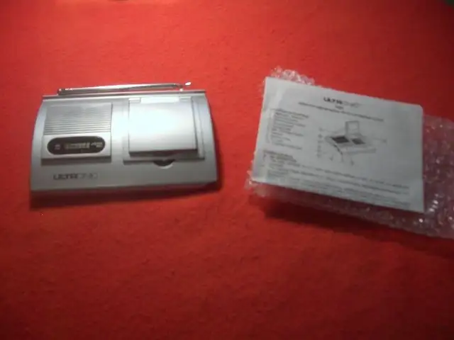 Portable Desk-top AM/FM radio & calendar, in General Electronics in Edmonton - Image 3