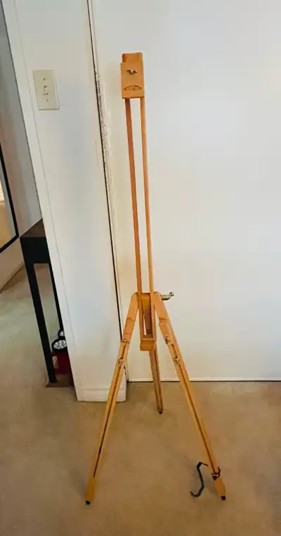 Excellent wooden easel - Windsor & Newton. Perfect for painting, drawing or display.