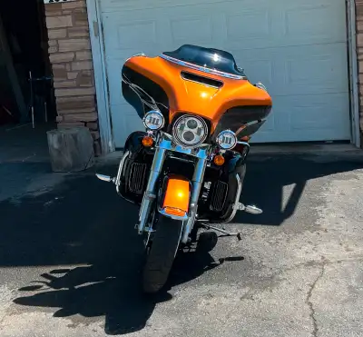 2014 Harley Davidson Ultra Ltd 2 tone Amber Whiskey and Black 22900 miles 103 cubic inch, 6 speed tr...