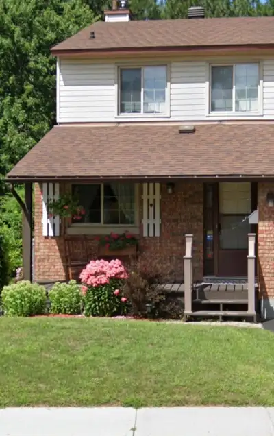 Females only Please. Room rental in Executive Garden home