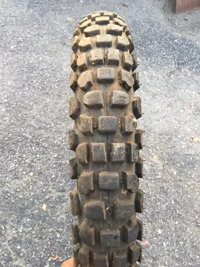 Pneu de MotoCross USAGER! de marque SBL grandeur 4.10-18 RESTE ENVIRON 50 A 60% DE BON voir les phot...
