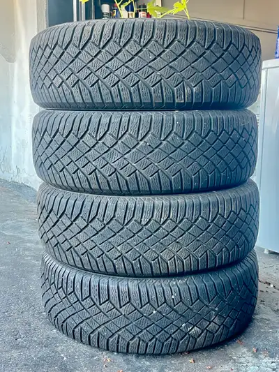 Continental VikingContact 7 215/65/17 XL 103T 8.5/32 (neuf c’est 10/32) Aucune crevaison - jamais ré...