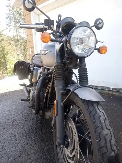 En excellent état, 2018, seulement 20 000 km. Puissant et maniable, poignées chauffantes d'origine,...