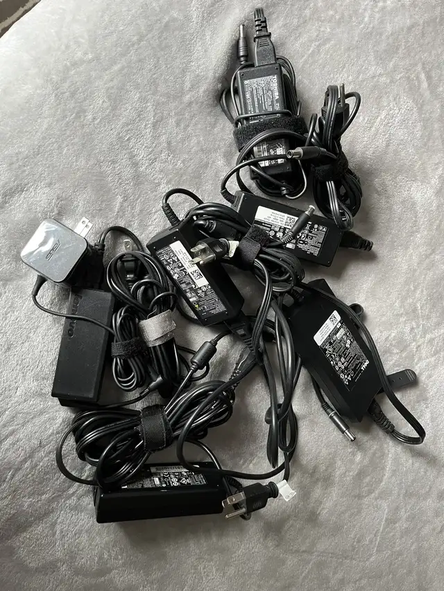 Laptop chargers in Laptop Accessories in City of Montréal - Image 2